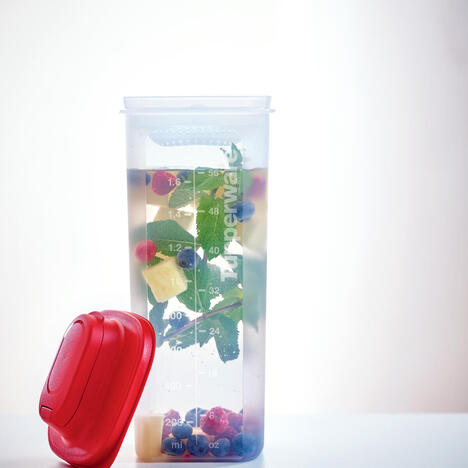 Tupperware Slimline Kannu 2 l, mukana siivilä 