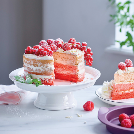 Tupperware Vadelmilla ja kermavaahdolla koristeltu täytekakku 