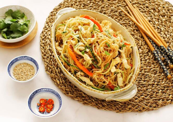 Tupperware Thaimaalainen riisinuudelisalaatti ultimate-mixing-bowl-thai-rice-noodle-salad-02.jpg