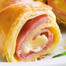 Mini croissantit kinkulla ja juustolla
