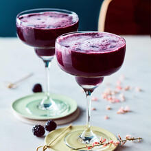 Mocktail jossa on mustikoista ja mustaviinimarjoista