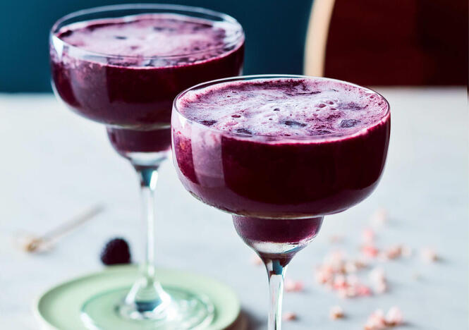 Tupperware Mocktail jossa on mustikoista ja mustaviinimarjoista 